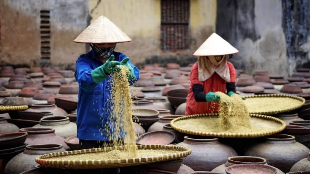 ban yen nhan soy sauce village - hanoi day tours