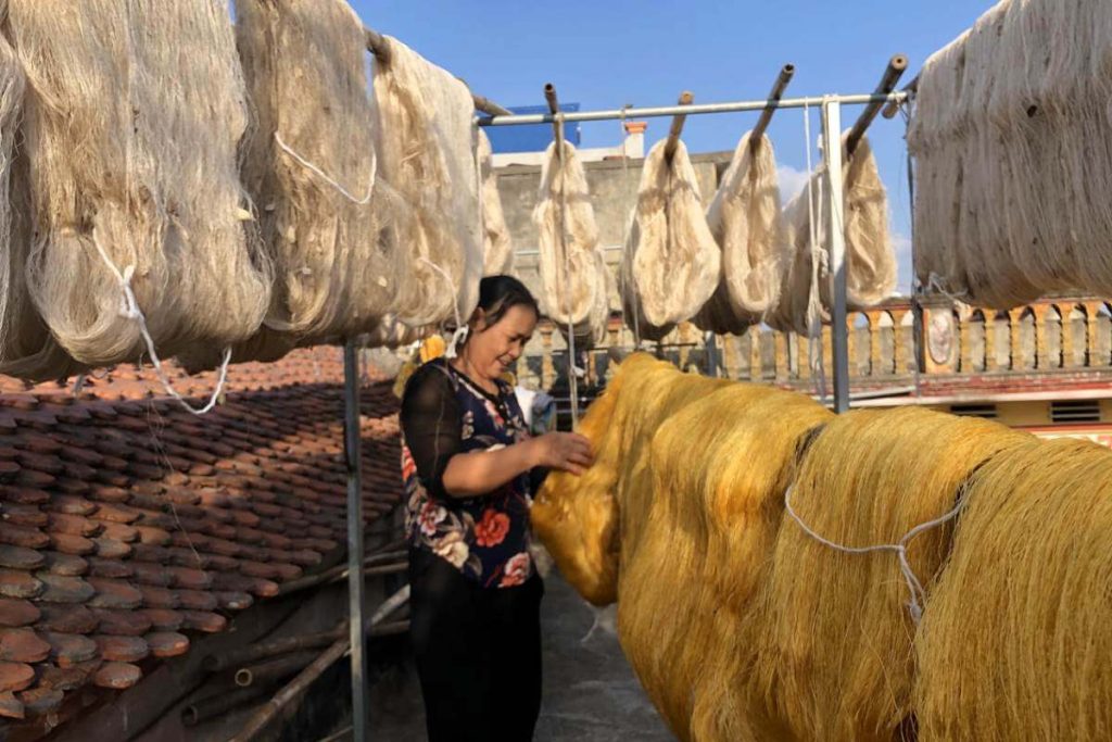 co chat silk-making village in Nam Dinh - Hanoi Day Tours
