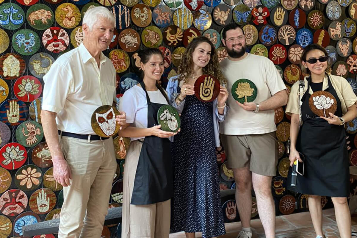 craft own lacquer piece in Dung Di Art Studio - Hanoi Tours