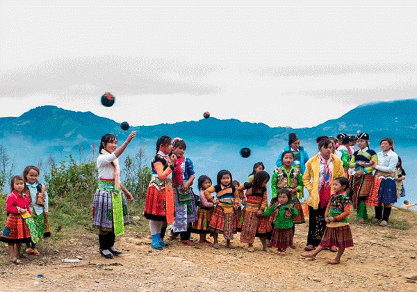 Ethnic minorities in Ta Xua - Hanoi local tours