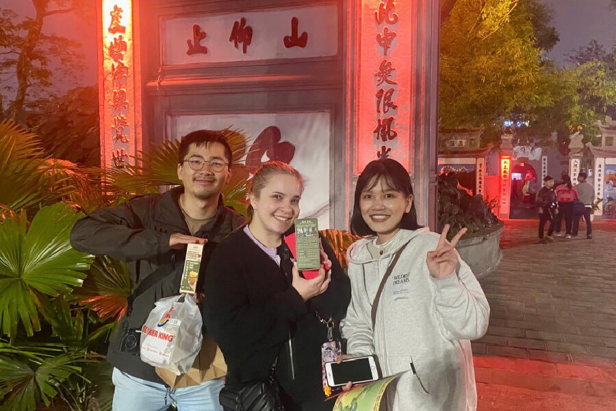happy customer in ngoc son mysterious night