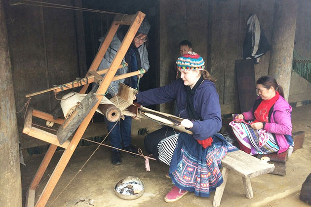 Indigo Weaving in Mai Chau - Hanoi local tours