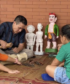 learn about making water puppetry with artisans in Dao Thuc Village