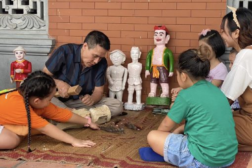 learn about making water puppetry with artisans in Dao Thuc Village