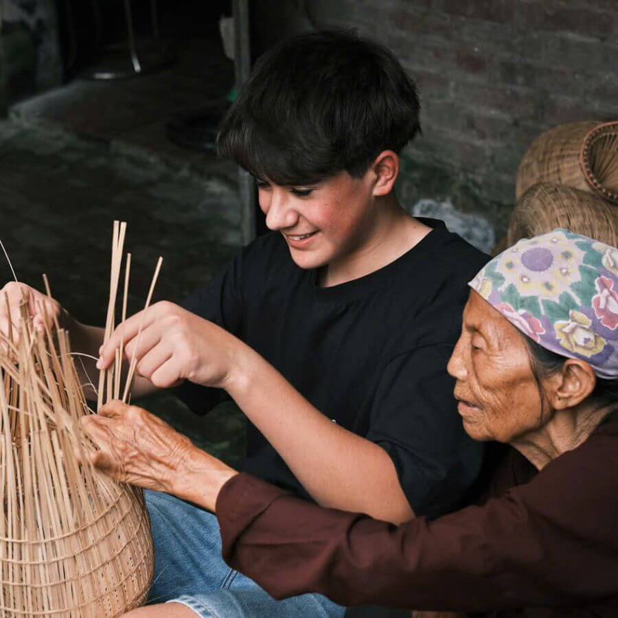 making bamboo fish trap in Thu Sy Village in hanoi village tour