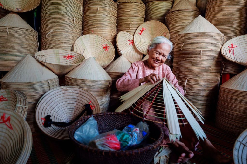 making vietnam conical hat - chuong village tour