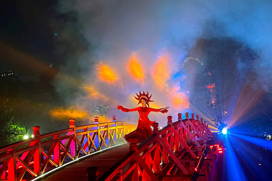 night tours to explore Ngoc Son Temple