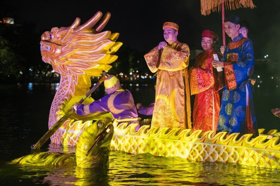 night tours to explore Ngoc Son Temple