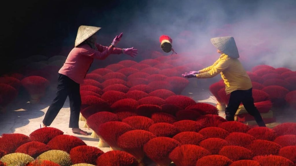quang phu cau incense stick-making village - hanoi tours