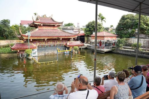 visiting Dao Thuc Village in Hanoi Tour Packages