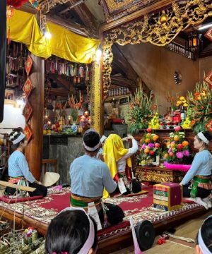 visiting Dien Cu Tu - Hanoi tour packages