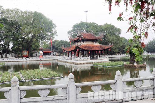 visiting Do Temple in Hanoi Day Tours