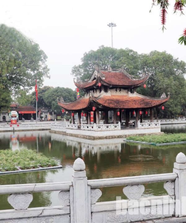 visiting Do Temple in Hanoi Day Tours