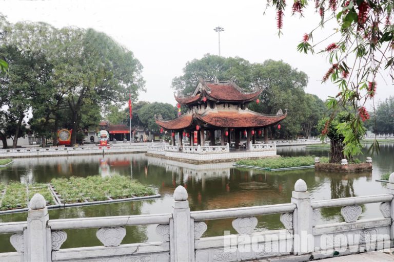 visiting Do Temple in Hanoi Day Tours