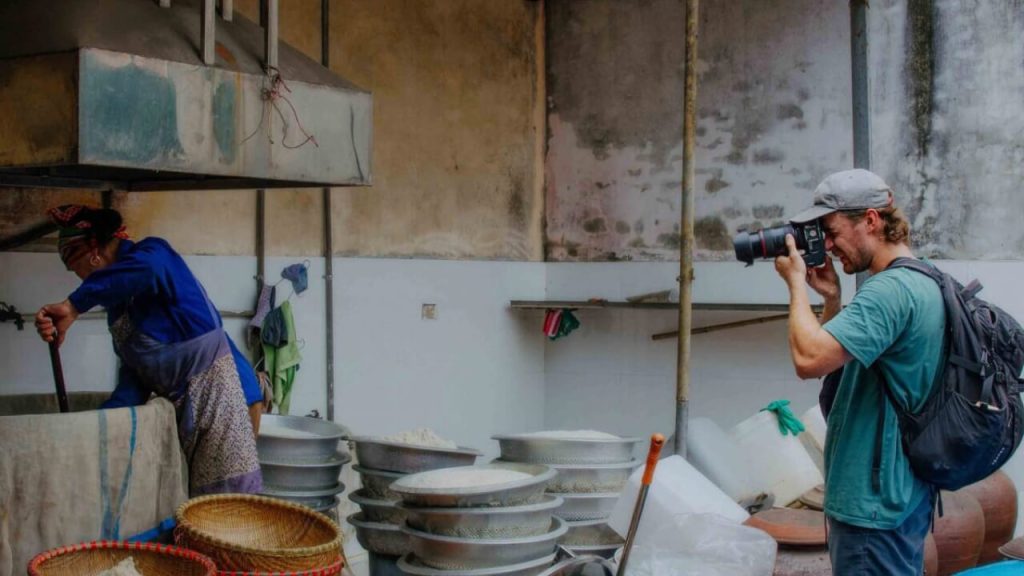 watching artisan make soy sauce in ban yen nhan village - hanoi village tour