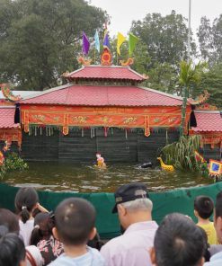 watching water puppetry performance in Dao Thuc Village - hanoi local tour