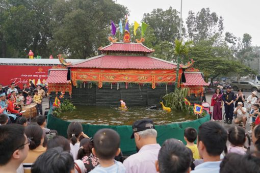 watching water puppetry performance in Dao Thuc Village - hanoi local tour