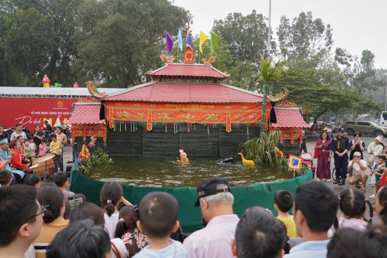 watching water puppetry performance in Dao Thuc Village - hanoi local tour